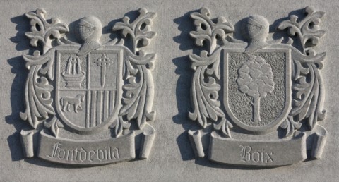 Escultura de piedra escudo herldico