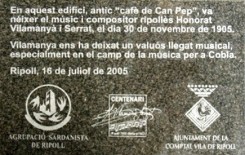 placa comemorativa de piedra con escudos