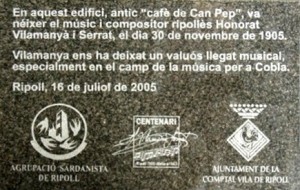 placa comemorativa de granito con escudos