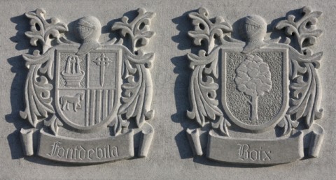 Heraldic shield sculpture